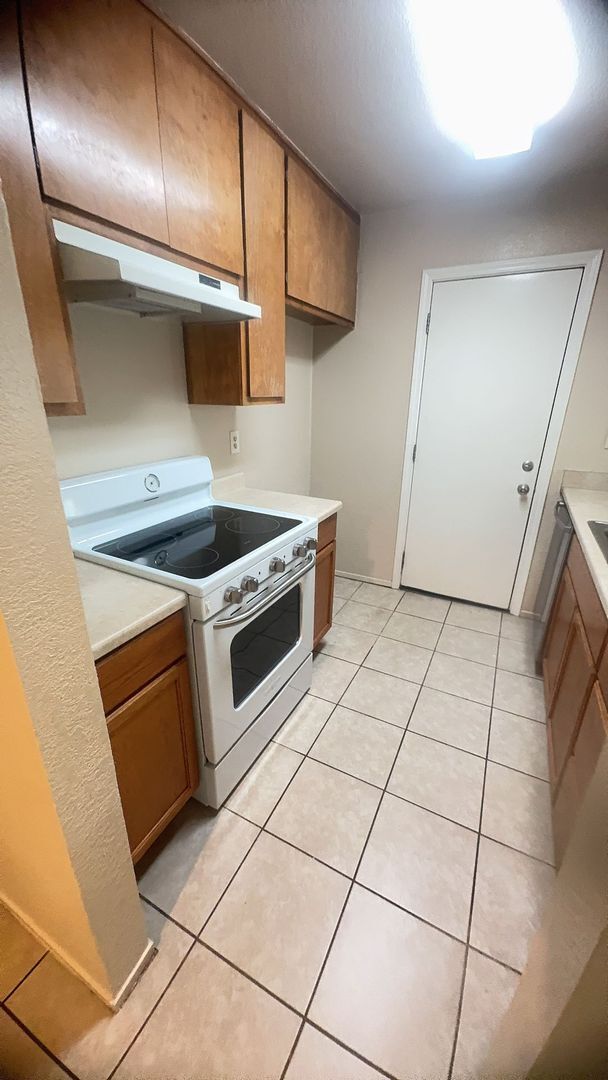 Building Photo - Spacious 2-Bedroom Duplex for Rent