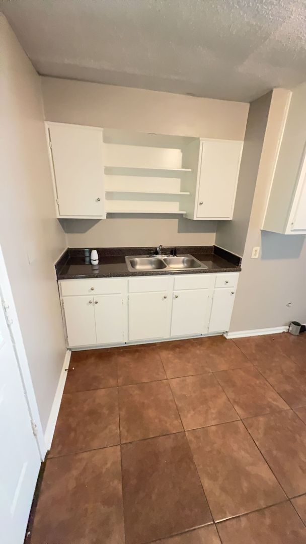 Foto del edificio - Charming 2-Bedroom Home with Carport & Sto...