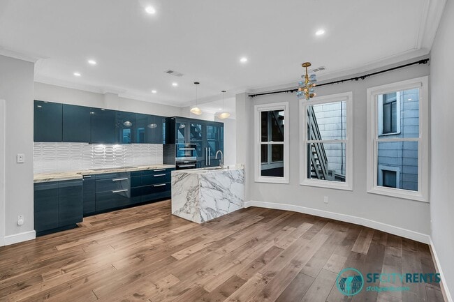 Building Photo - Russian Hill: Remodeled Top Floor Flat w/ In-Unit Washer & Dryer, A/C, Private Roof Deck, Sauna, ...