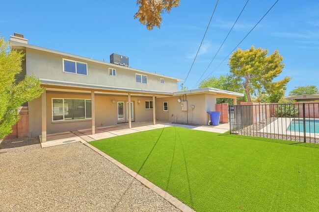 Building Photo - Large 6 Bedroom near Broadway & Rural!  POOL WITH SWIM UP BAR!