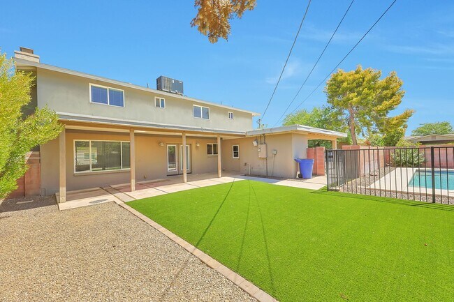 Foto del edificio - Large 6 Bedroom near Broadway & Rural!  POOL WITH SWIM UP BAR!