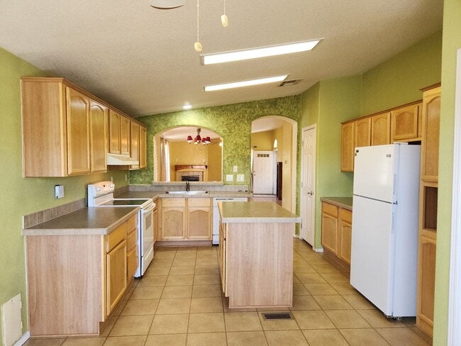 Building Photo - Adorable 2 bed + Den / 2 Bath + Single Garage Home