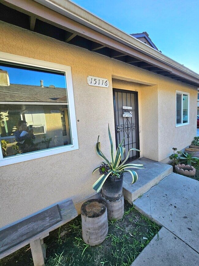 Foto del edificio - 15116 Freeman Ave