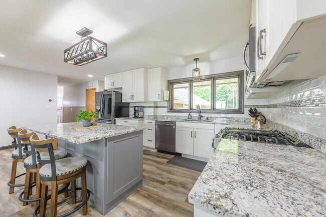 Building Photo - Rare green lake lake home for long term re...