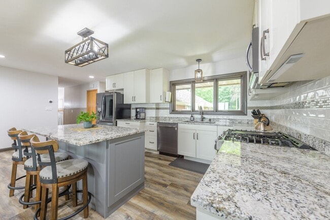 Foto del edificio - Rare green lake lake home for long term re...