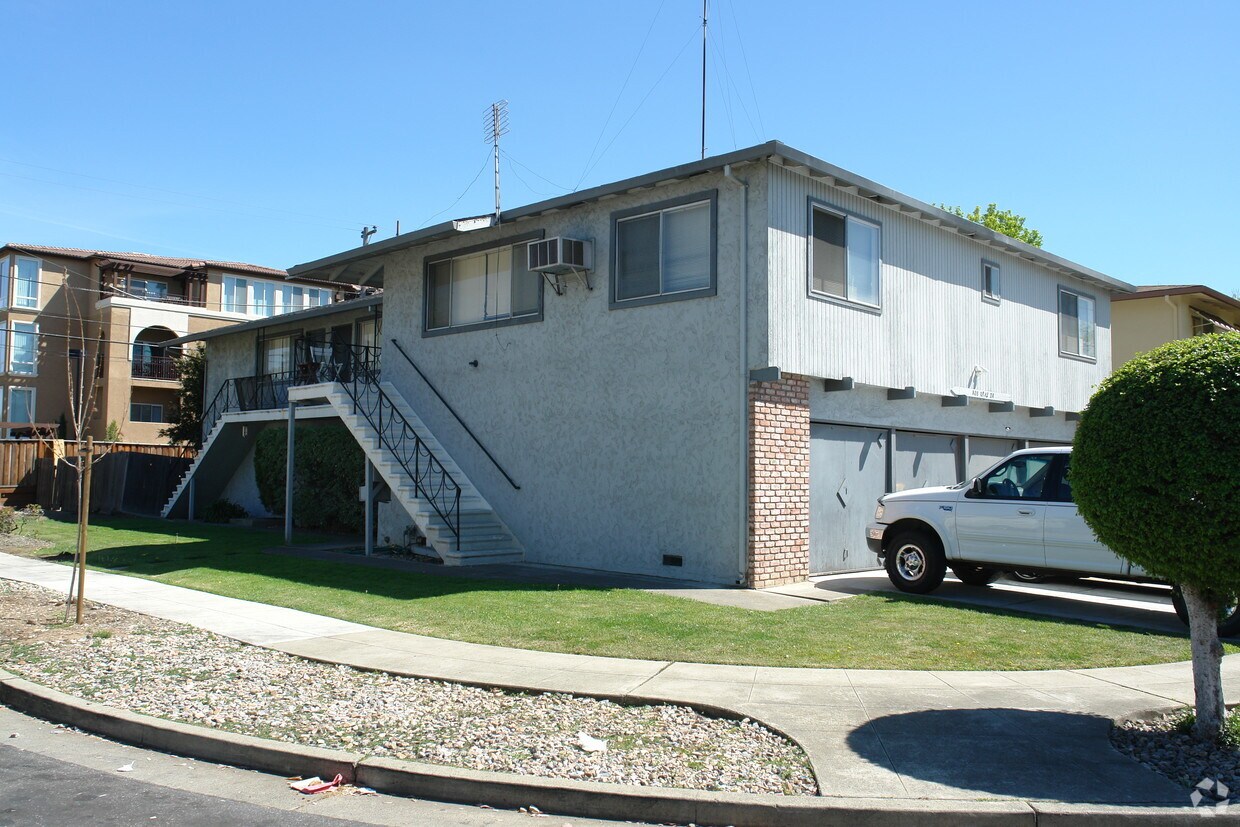 Primary Photo - 808 Opal Dr