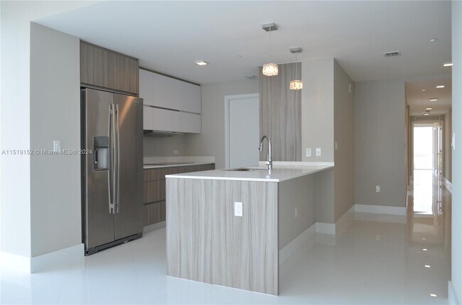 Foto del edificio - 600 NE 27th St