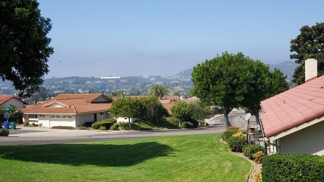 Building Photo - Spacious condo 55+ move in ready