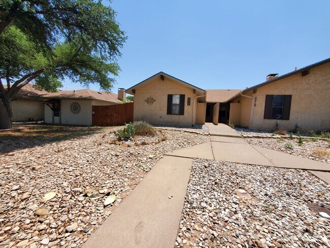Building Photo - Nice 2 bedroon 2 bath Townhome in Bentwood...