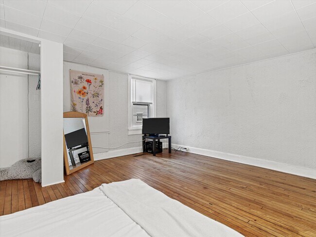 Foto del edificio - Updated 3 Bed / 1 Bath Duplex — Lower East...