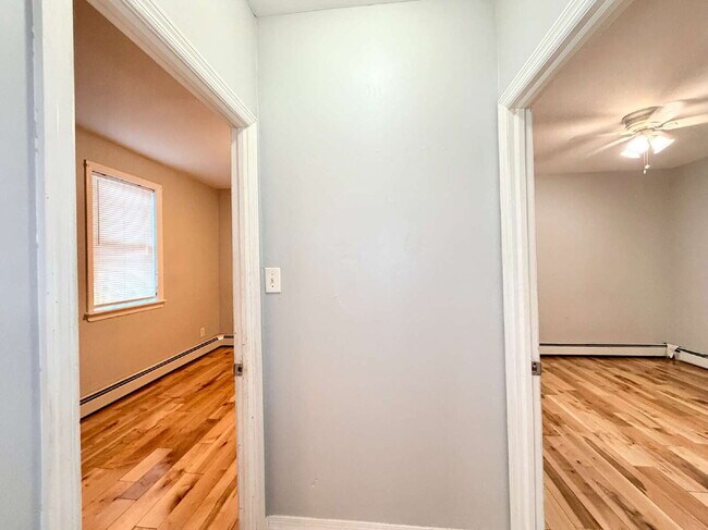 Foto del edificio - Spacious 1 Bedroom + Bonus Room w/Parking