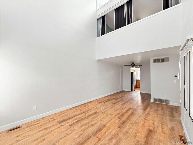 Foto del edificio - 1050 S Monaco St Pkwy