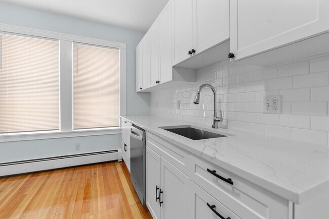 Building Photo - 15 Romsey St