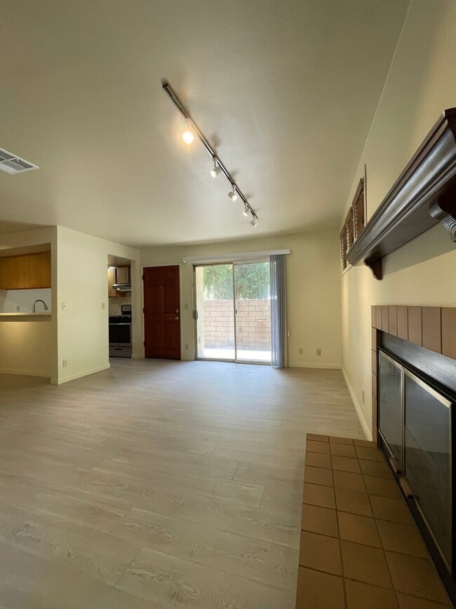 Building Photo - 276 E Bellevue Dr