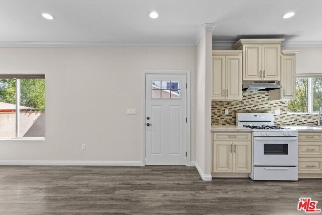 Foto del edificio - 6715 Cedros Ave