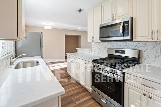 Building Photo - Tahoe Park 2 Bedroom Duplex