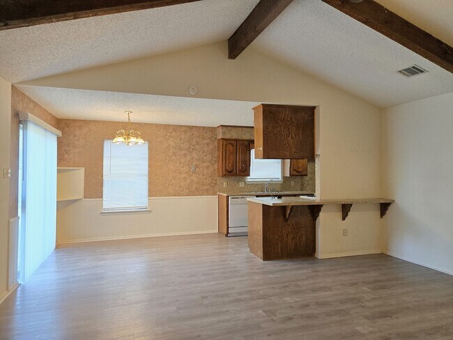 Building Photo - 3/2 House in Midway ISD!