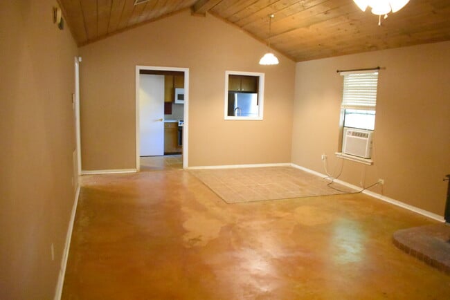 Building Photo - 1512 Hillview Dr