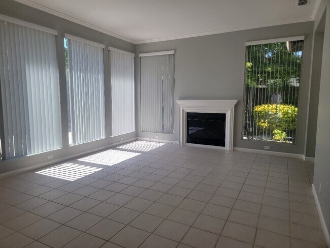 Building Photo - Beautiful single story home in gated Serrano