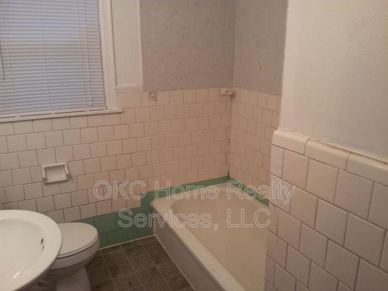 Building Photo - 1420 Reding Dr