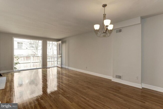 Foto del edificio - 2531 Queen Annes Ln NW