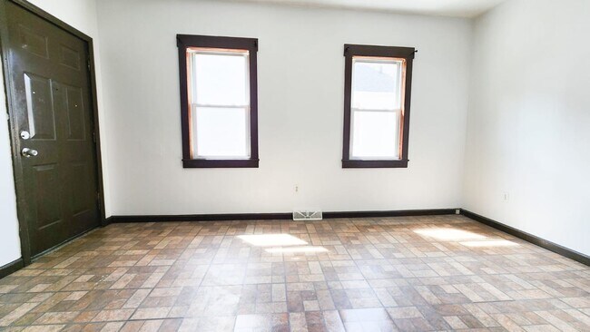 Building Photo - 1600 E 45th St