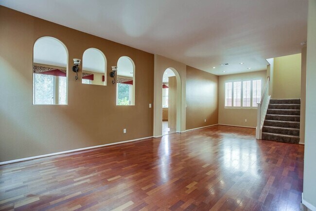 Foto del edificio - Available Now!! Spacious 4 Bedroom Plus a ...