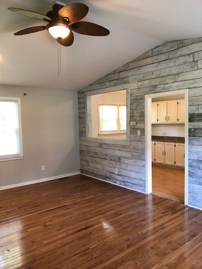 Building Photo - Travelers Rest !! 3 BR, 2 BA with Great Living Space - Den, Bonus Room, Primary Suite has a HUGE ...