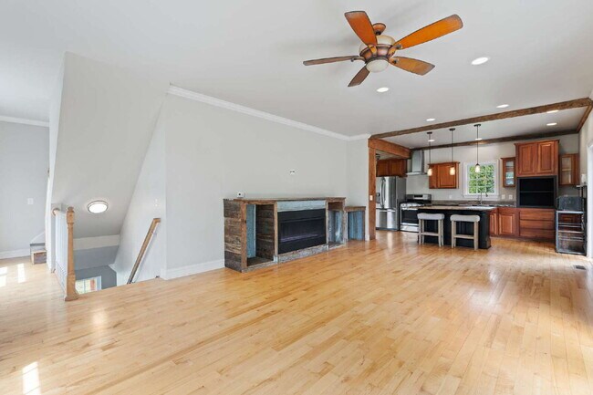 Foto del edificio - Charming 2 Bed / 3 Bath Home for Rent in Clyde, NC!