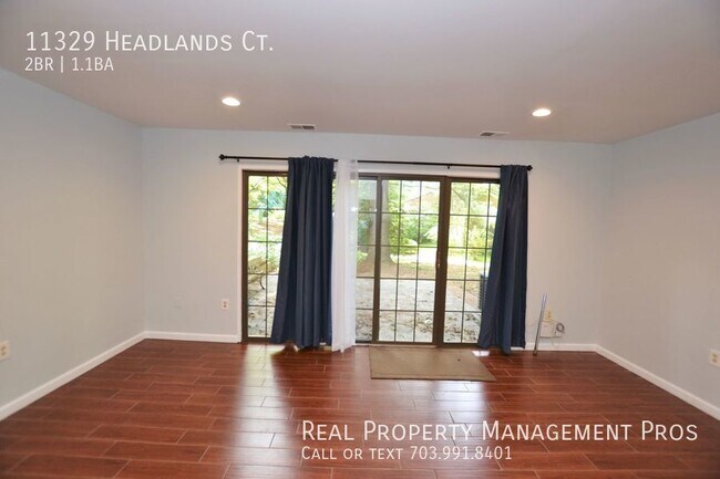 Building Photo - Updated End Unit Townhome for Rent-Walk to...