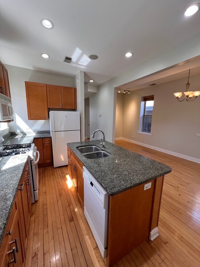 Building Photo - 2131 N Oakley Ave