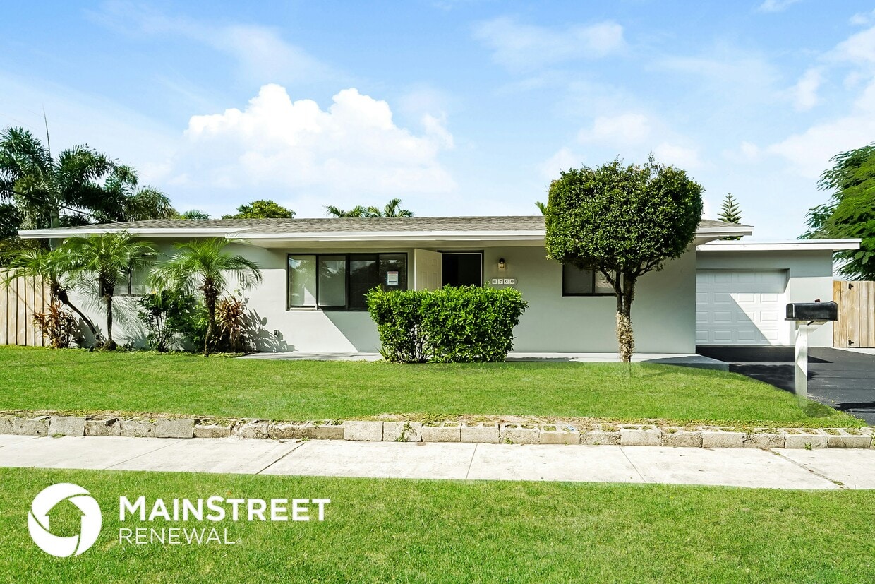 Foto principal - 6700 Douglas St