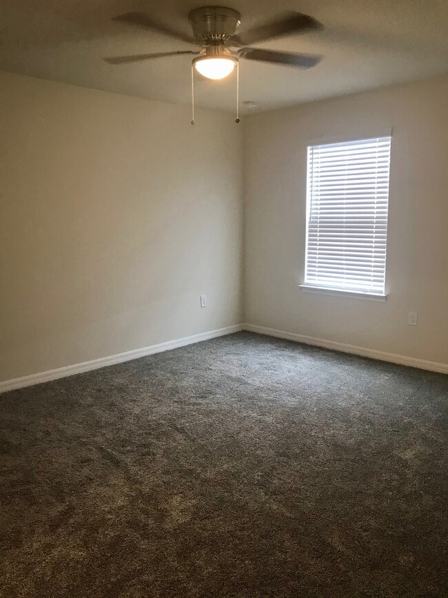 Building Photo - Energy Efficient 3/3 Townhome w/ 2 Car Gar...