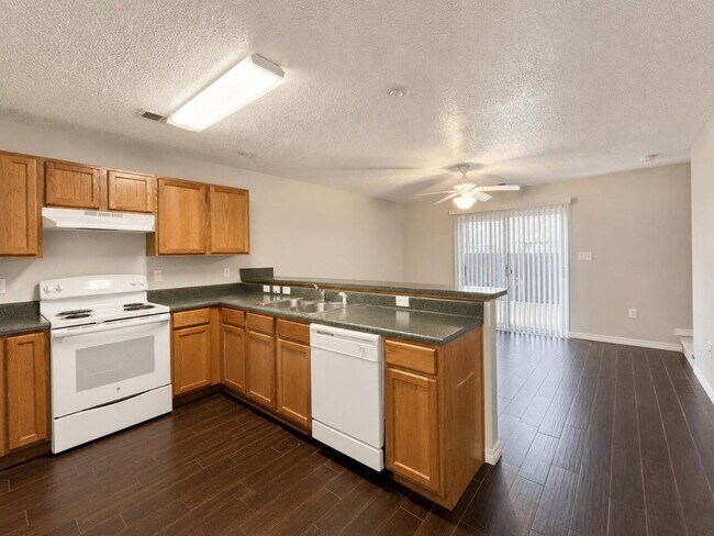 Foto del edificio - "Charming 2-Bed Townhouse Oasis - Prime Fort Walton Beach Location!"