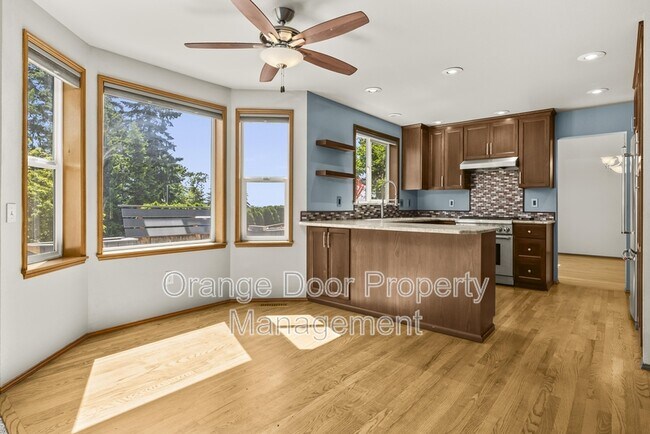 Foto del edificio - 5204 Ridge Dr NE