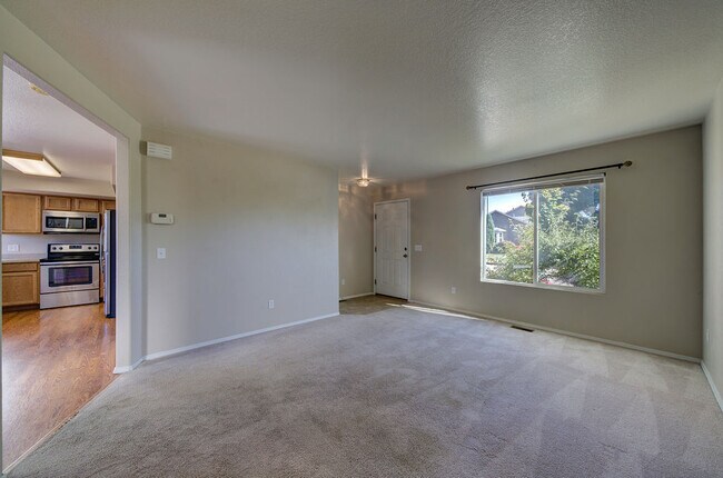 Sala de estar y entrada - 5812 Brennan Avenue