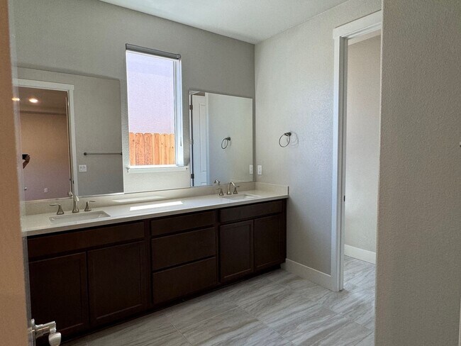 Building Photo - SINGLE STORY | 4 -bedrooms |3 baths | 1877...