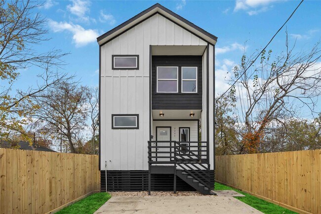 Foto del edificio - 2207 Des Chaumes St