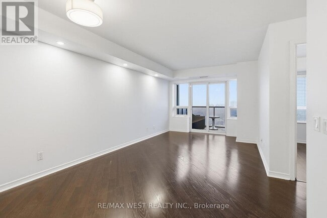 Building Photo - 61 Heintzman St