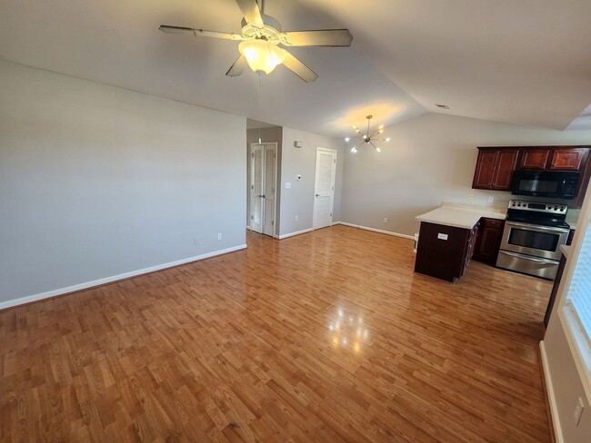 Foto del edificio - Freshly painted 2nd floor 2 bedroom 2 full...