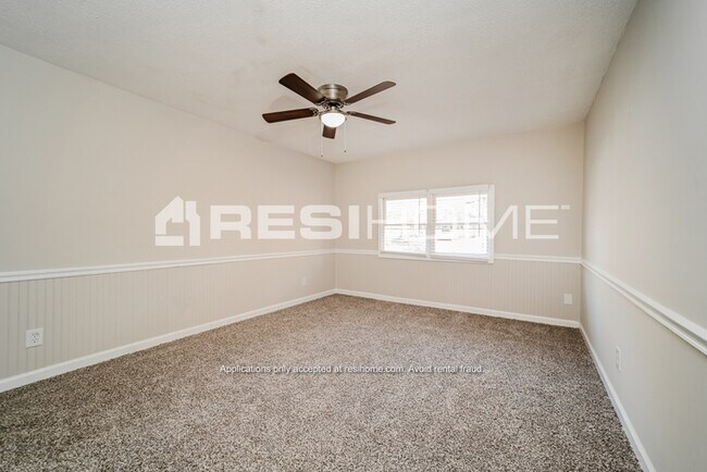 Foto del edificio - 8082 Huntington Dr