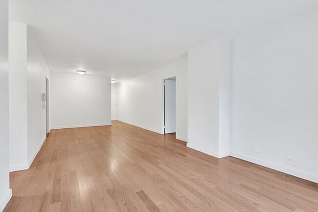 Building Photo - 250 W 87th St