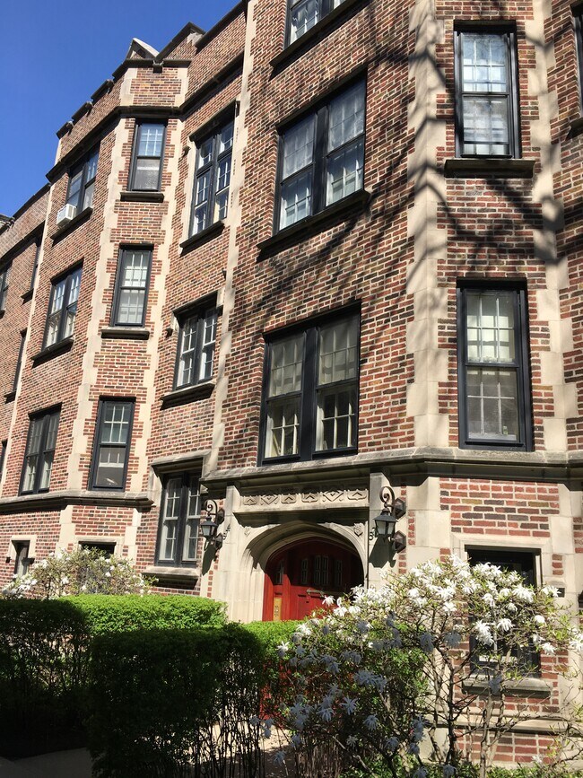 Vintage building - 574 Sheridan Sq