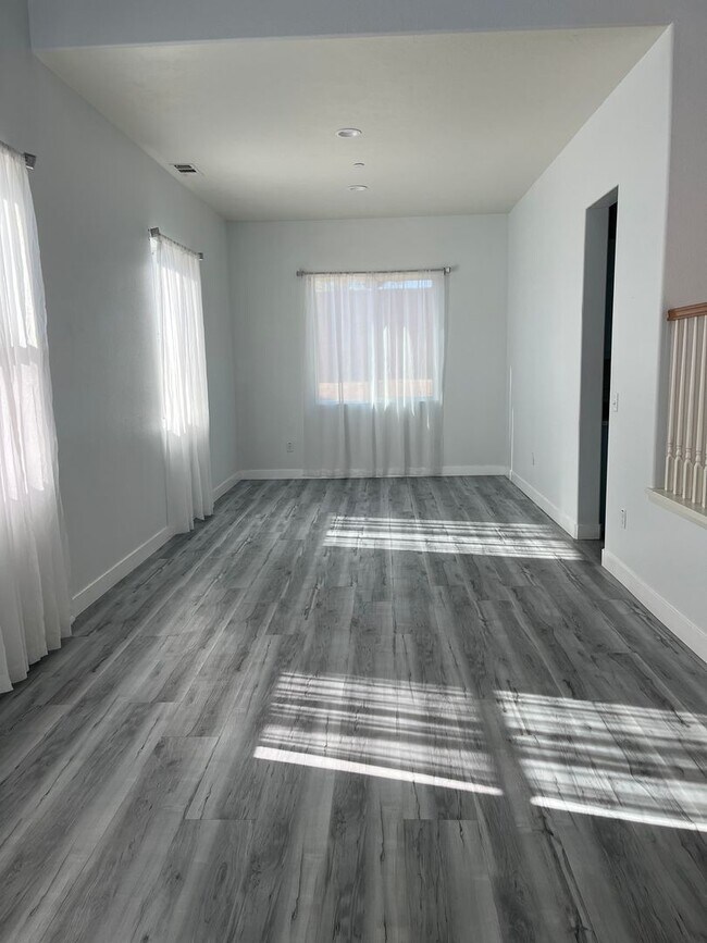 Building Photo - 4 bedroom 3bth Oak Hills