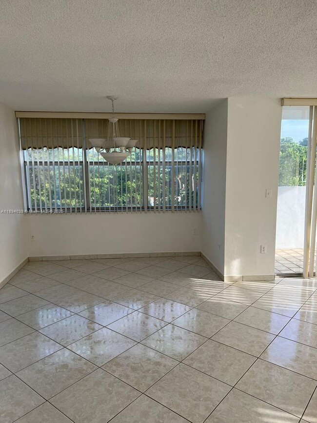 Foto del edificio - 1200 NE Miami Gardens Dr