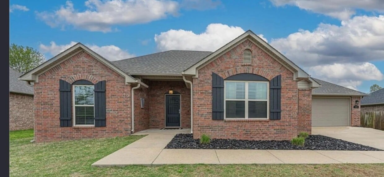Charming 3BR/2BA Home with 2-Car Garage in Springdale, AR - Charming 3BR/2BA Home with 2-Car Garage in Springdale, AR