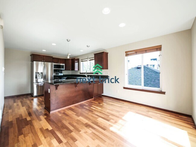Foto del edificio - 3 Bed and 4 Bath Stunning Townhome is Avai...