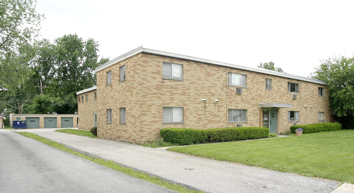 Building Photo - 32950-33170 Aurora Rd