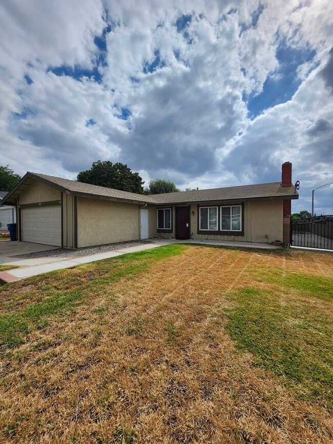 Building Photo - Inviting 3-Bedroom Home