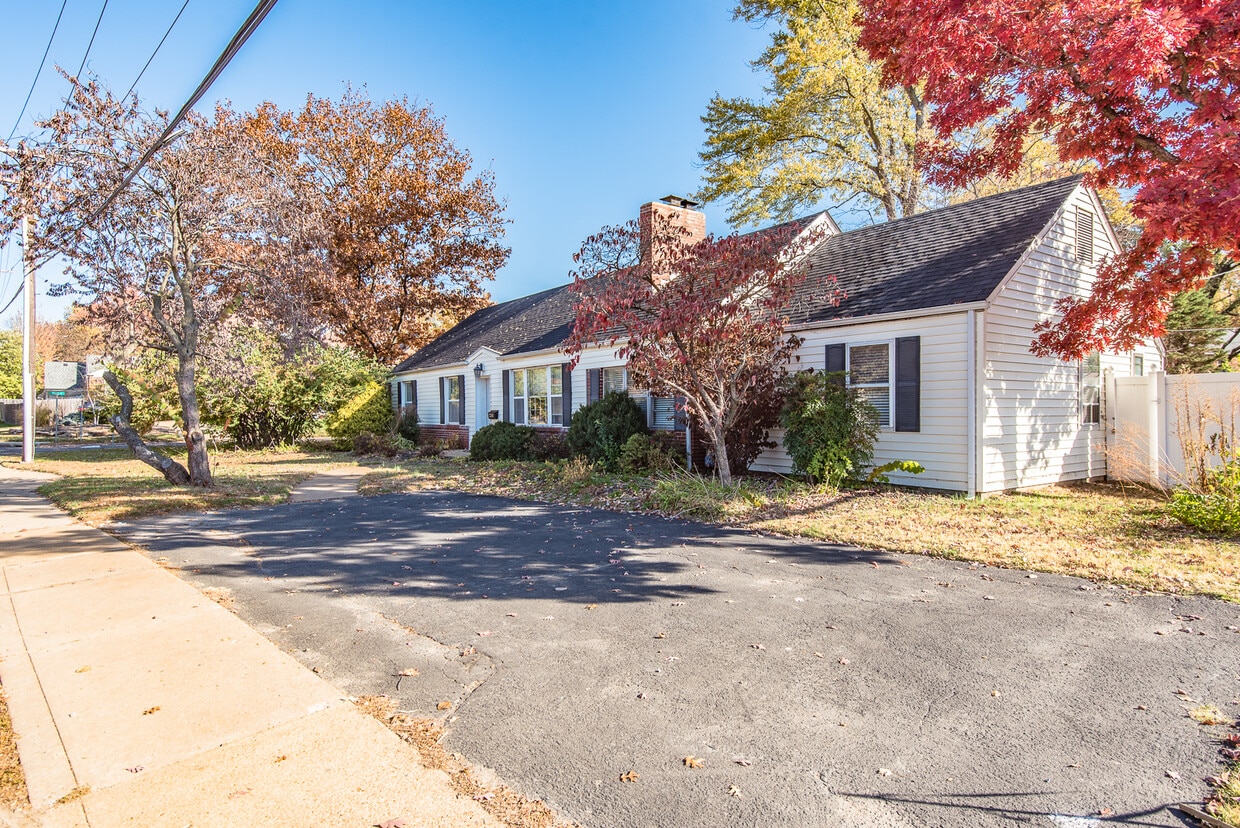 2348 S McKnight Rd, Saint Louis, MO 63124 House Rental in Saint Louis
